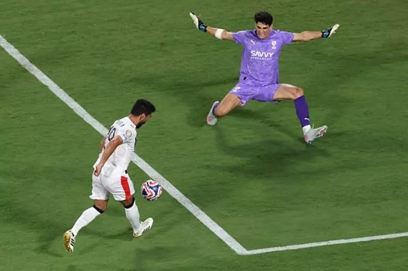 مونديال الأندية.. ياسين بونو يحقق رقما قياسيا في مباراة الهلال والسيتي