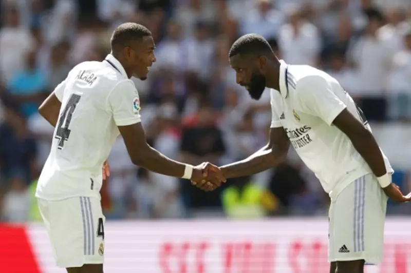 "النهاية اقتربت والثنائي البديل".. كيف يفكر ريال مدريد في مصير روديجر وألابا؟