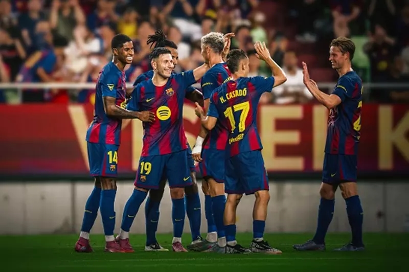 "لدينا ما يلزم للقتال في موسم جديد".. رونالدينيو يلهب حماس برشلونة قبل مواجهة مايوركا