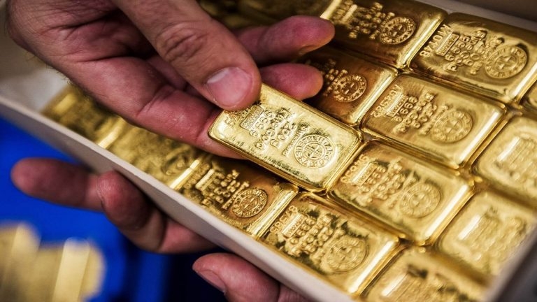 الذهب يسجل أدنى مستوى في أكثر من شهر