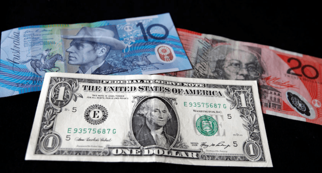 الدولار يتراجع إلى أدنى مستوياته منذ 3 أعوام ونصف