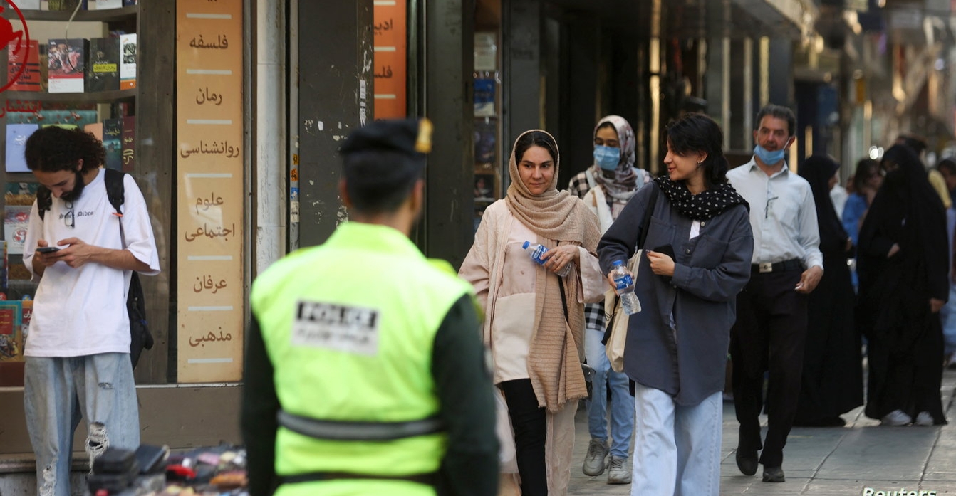 إيران تحارب خلع الحجاب بـ"العلاج النفسي" ومنظمات تدين: محاولة أخرى لقمع النساء