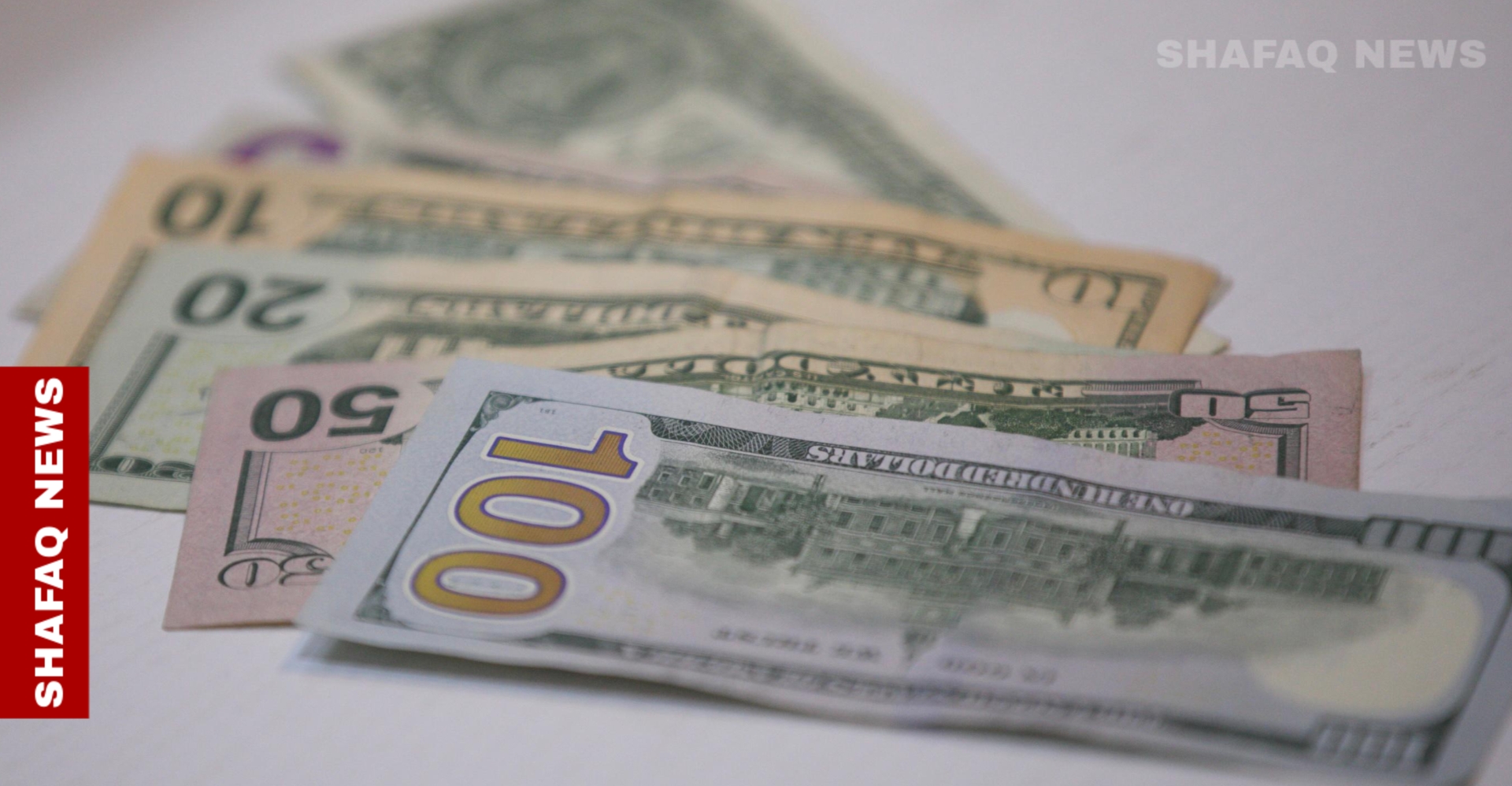 سعر صرف الدولار يتراجع في العراق أمام تعافٍ ضعيف للدينار
