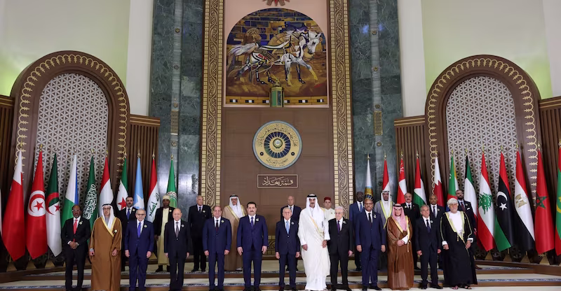 "صهيل الحضارات".. لوحة تخطف الأنظار خلف الزعماء العرب في بغداد