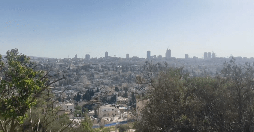 إسرائيل.. اعتراض صاروخ من اليمن متجهاً لمطار بن غوريون (فيديو)