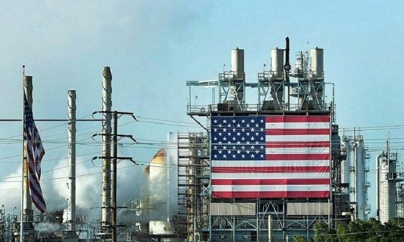 Oil slips on US stockpile build, Saudi Arabia price cuts