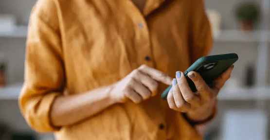 تحذير من تسبب الهواتف المحمولة بـ"تجاعيد رقمية"
