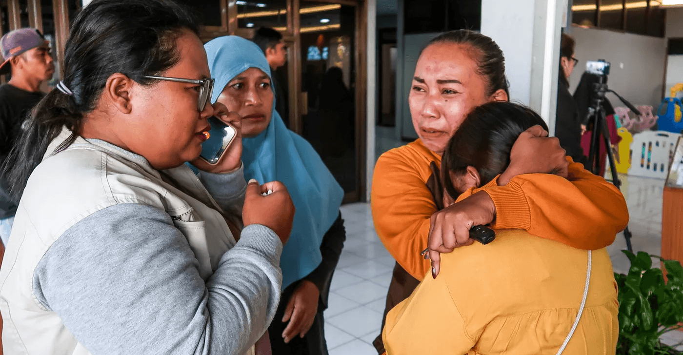 مقتل 4 أشخاص وفقدان العشرات في حادث غرق عبّارة بإندونيسيا