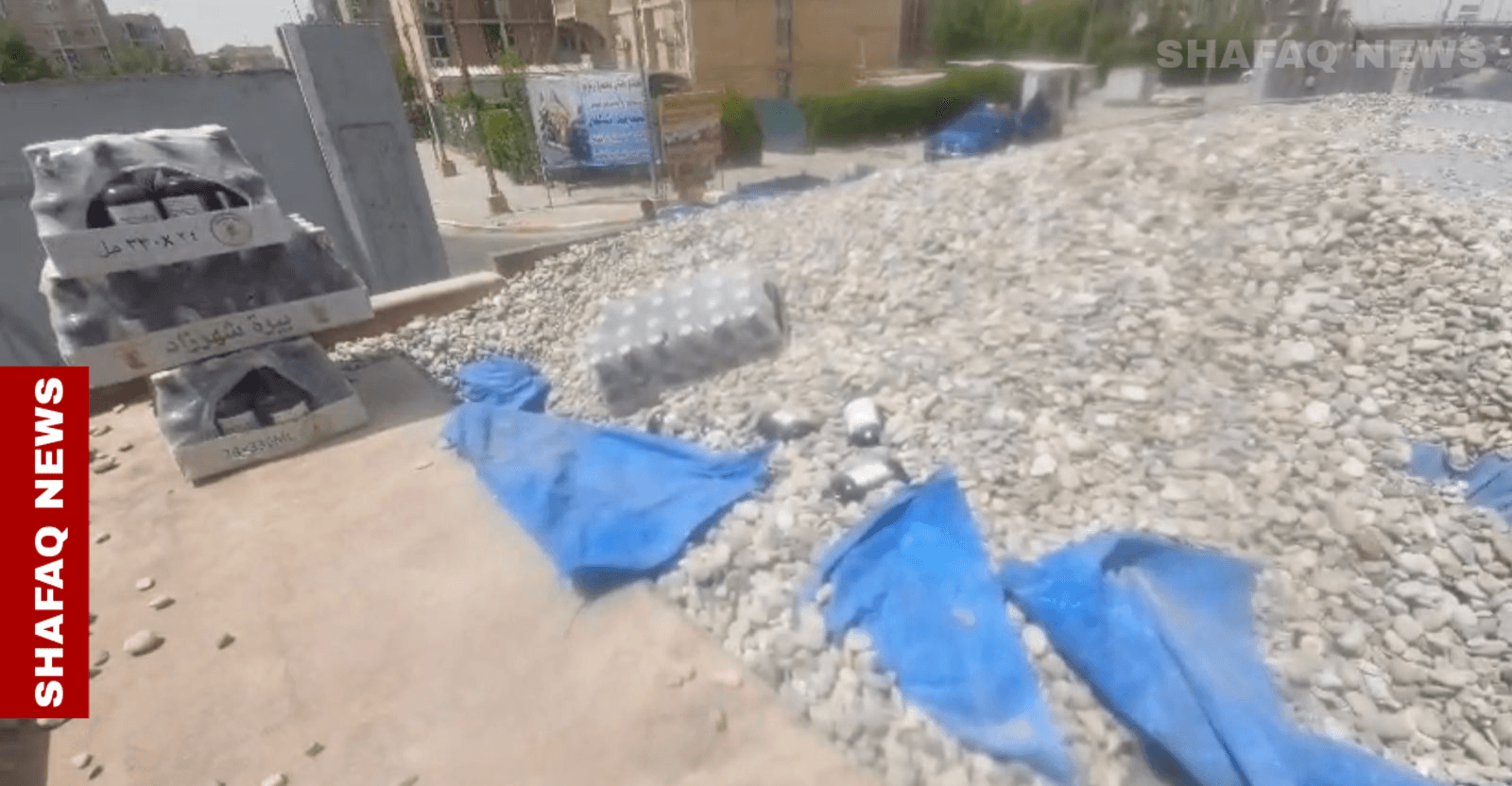 في كمين مفاجئ.. ضبط "تريلا" محمّلة بالكحول تحت الحصى في بغداد (فيديو+صور)
