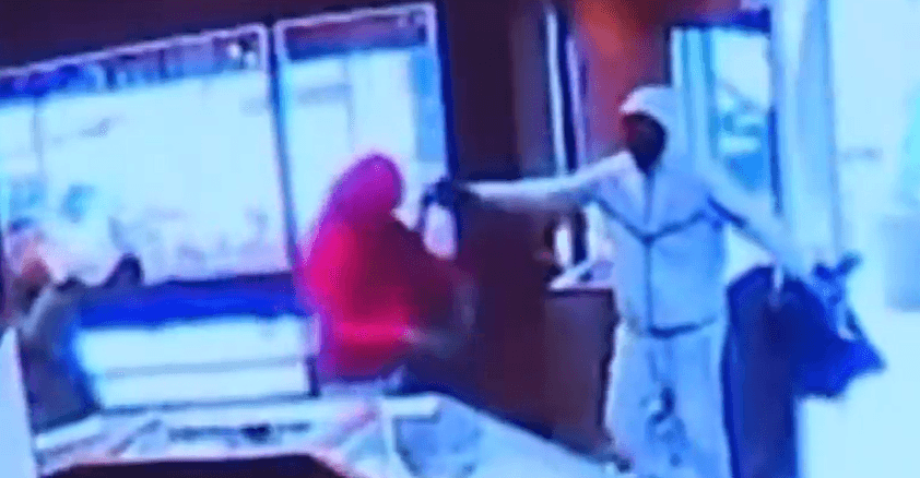 سطو خاطف على متجر مجوهرات في سياتل.. 2 مليون دولار في 90 ثانية (فيديو)