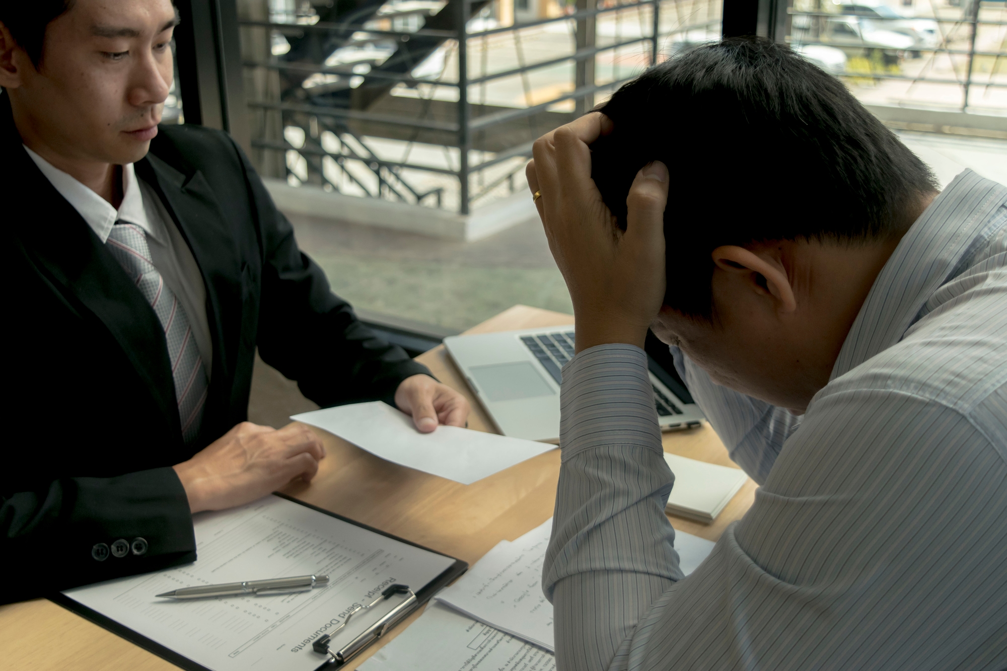 Employee told to "quit or be fired" after just 1 month — 'But my contract says 1 week's notice. Should I die die stay for the pay?'