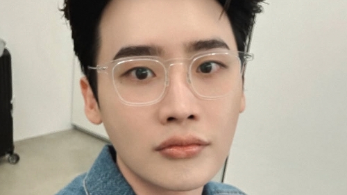 Lee Jong Suk shares about his upcoming dramas with Shin Min Ah and Mun Ka Young