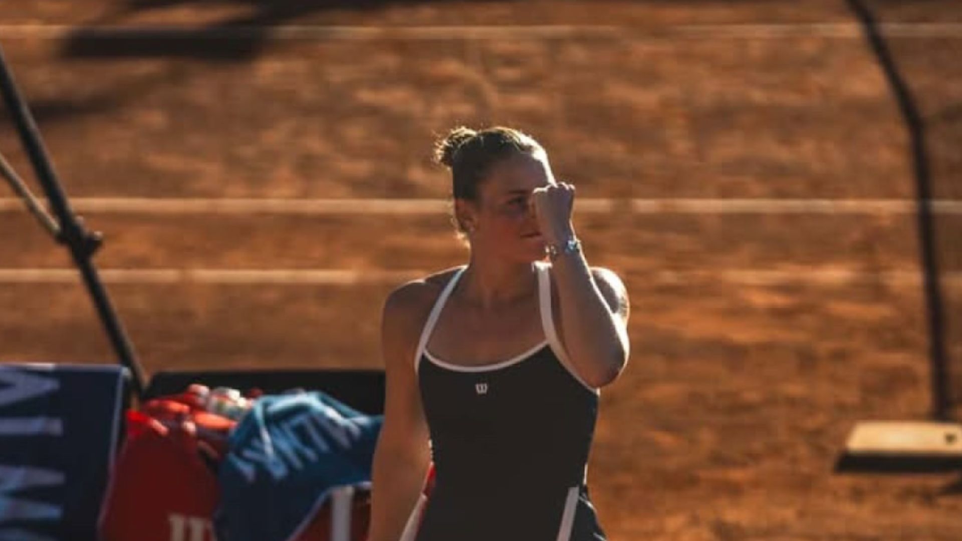 Ukrainian Marta Kostyuk shakes hands with Russian Daria Kasatkina at the Italian Open, applauds her anti-war views