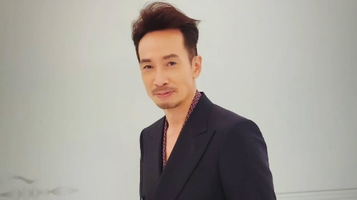 HK actor Moses Chan decides to stand in queue at a restaurant, commended by netizens