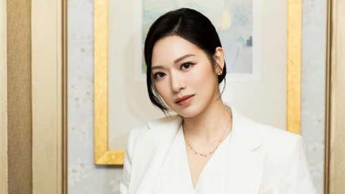 HK actress and beauty queen Crystal Fung denies disagreement with fellow celebrity Louisa Mak