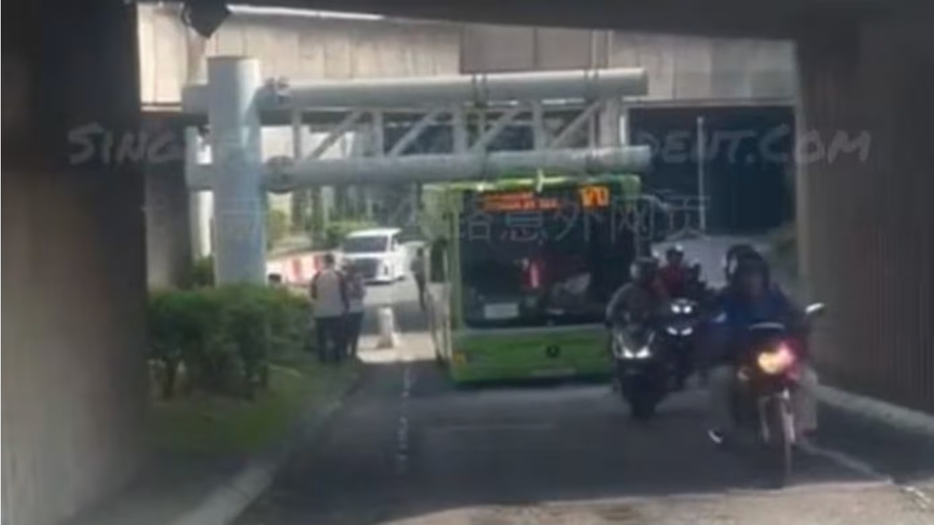 SMRT apologises after cross-border bus accidentally enters motorcycle lane at JB checkpoint