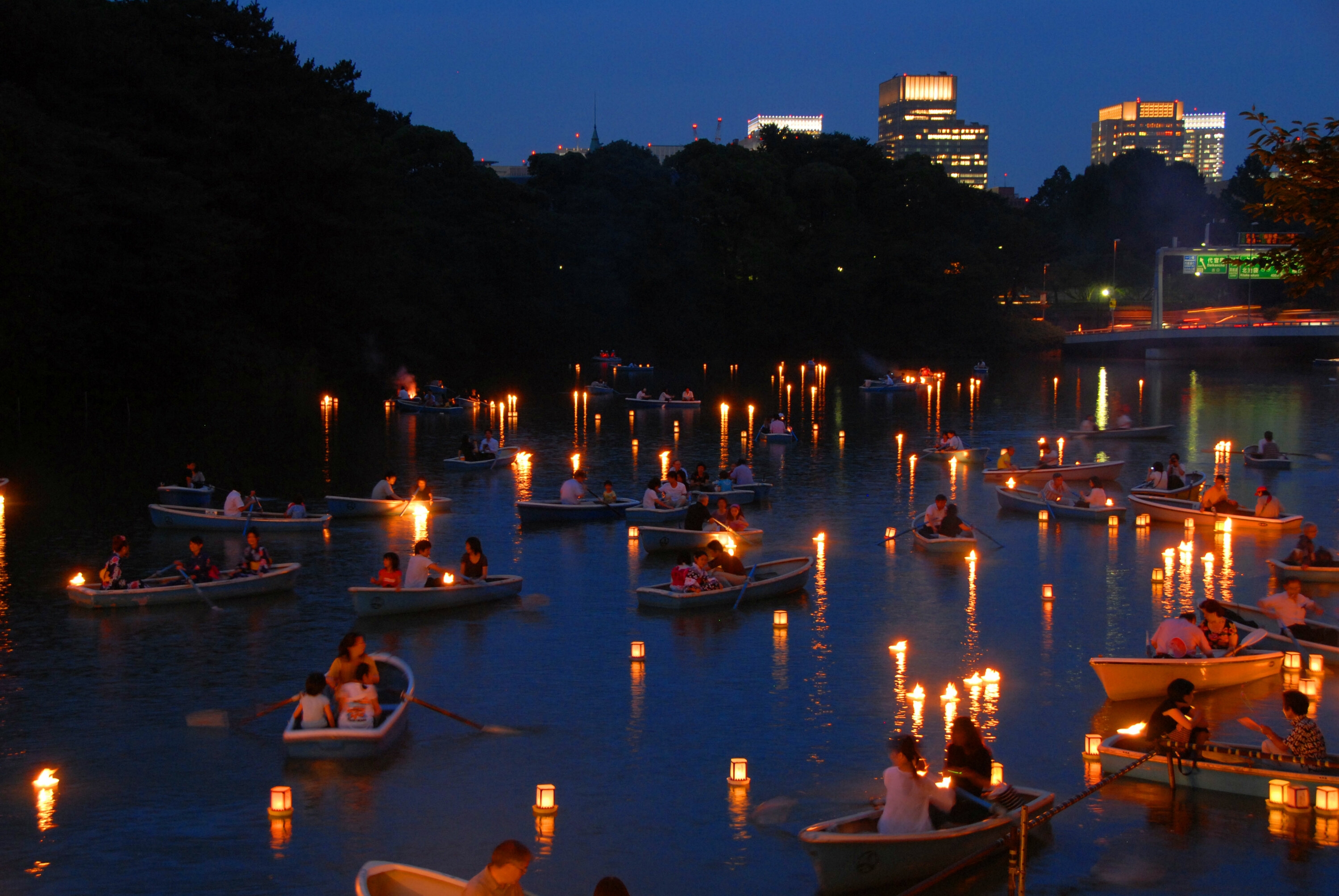 Thousands of lanterns will be floating on the Chidorigafuchi Moat at this festival
