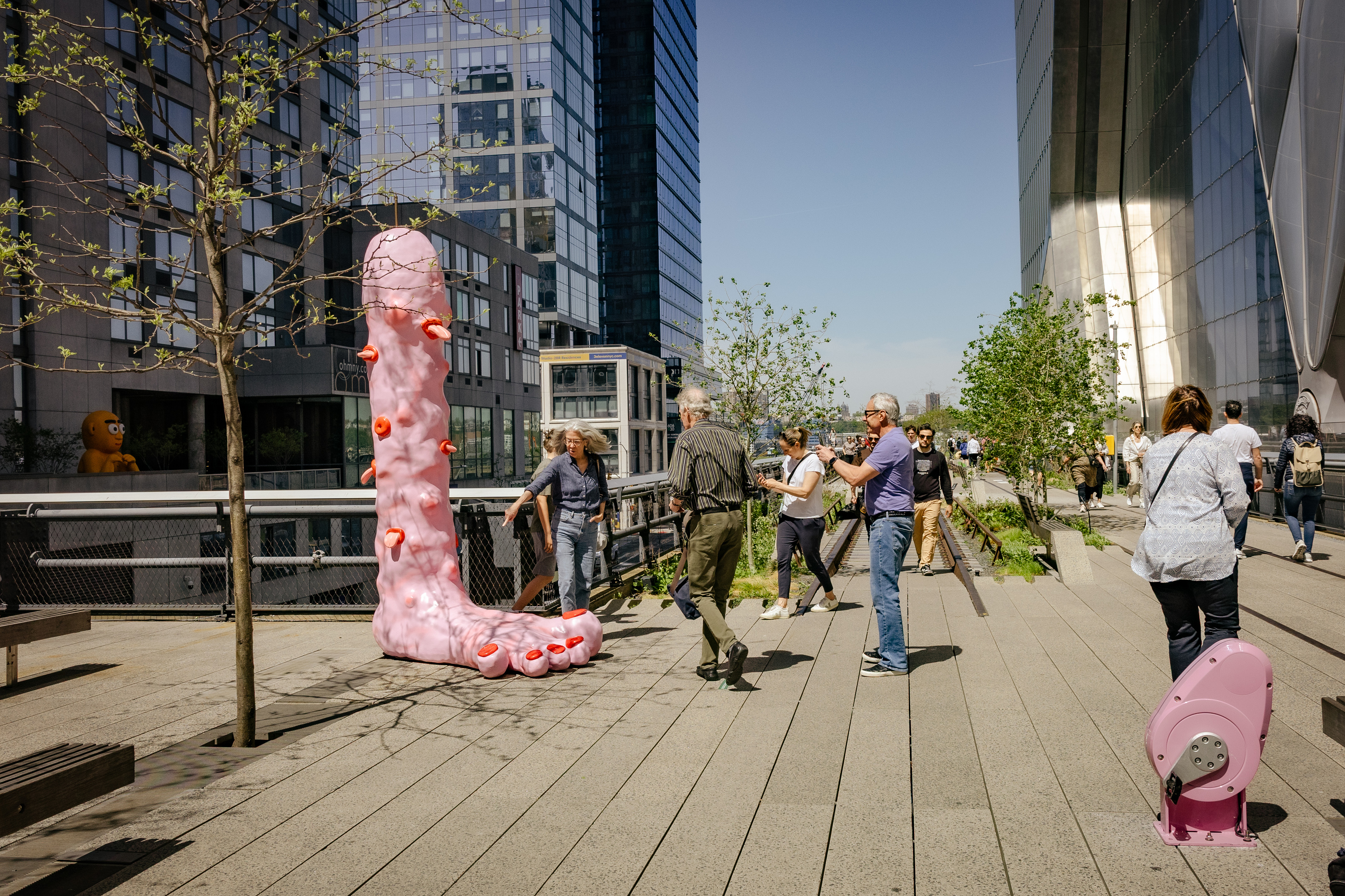 This bizarre water-spitting sculpture on the High Line lets you soak unsuspecting passersby