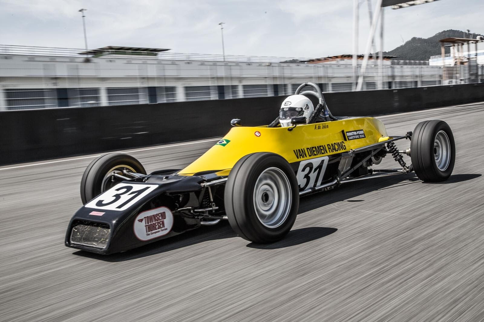 Ayrton Senna's car pulls up at Bossa Market