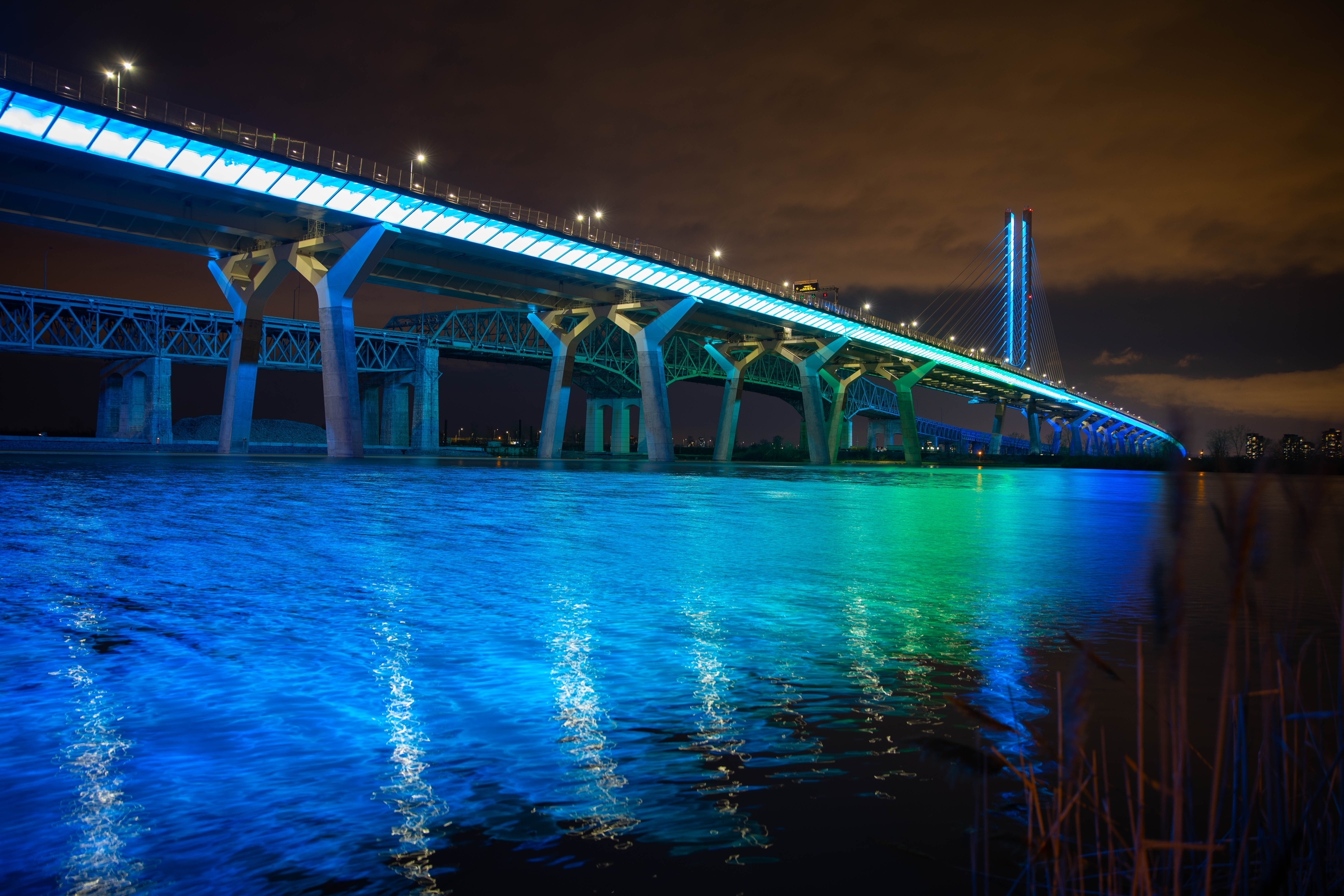 This Montreal bridge is lighting up in Oilers colours for the Stanley Cup final