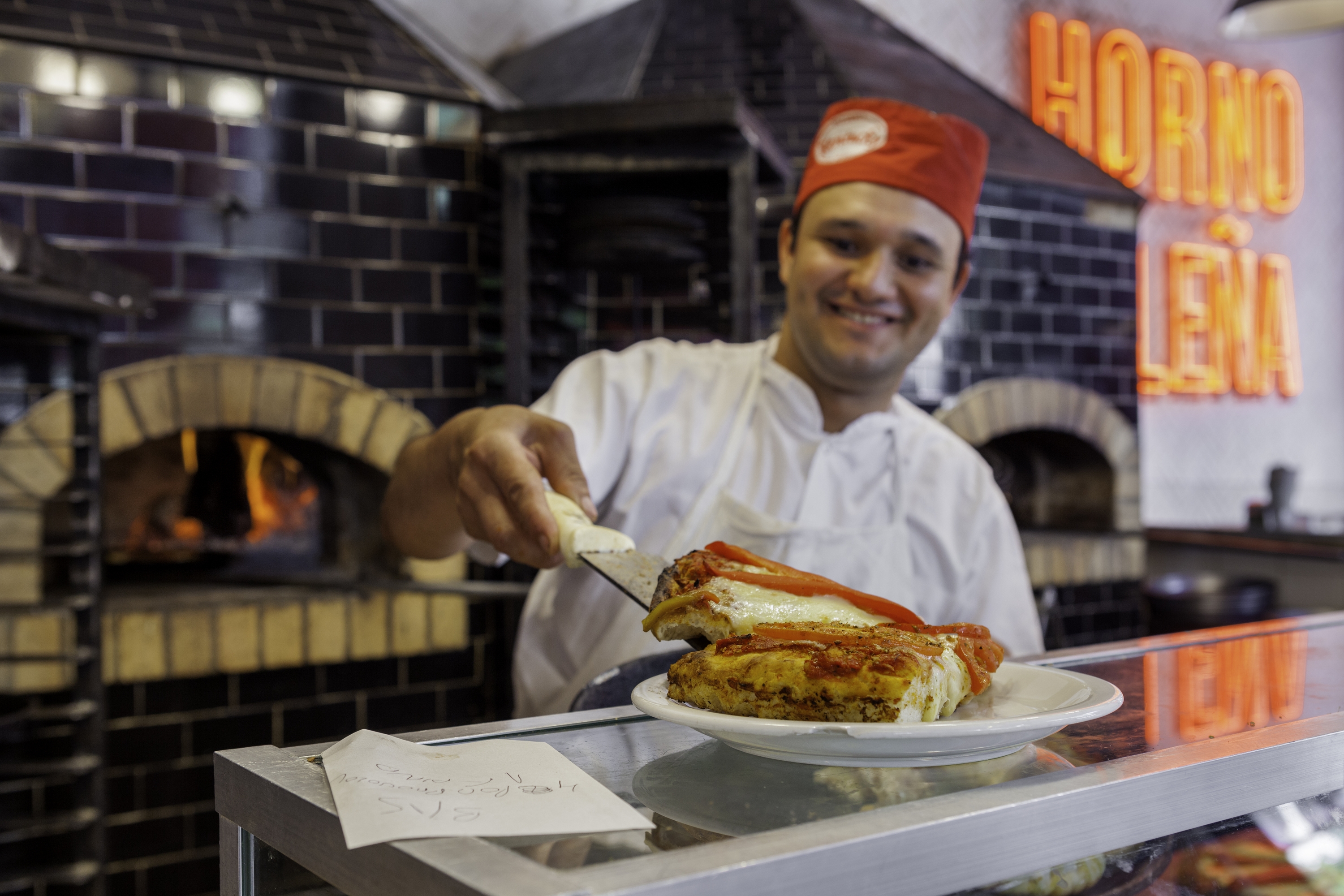 The Buenos Aires pizzeria that was born thanks to a horse tace; today it has over 60 locations