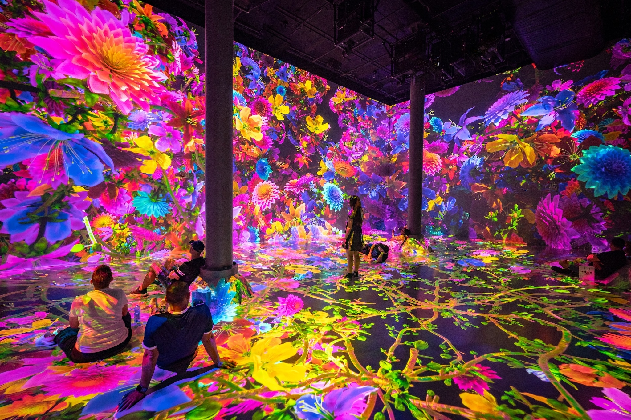 An immersive floral fantasy has taken over ARTECHOUSE in Chelsea
