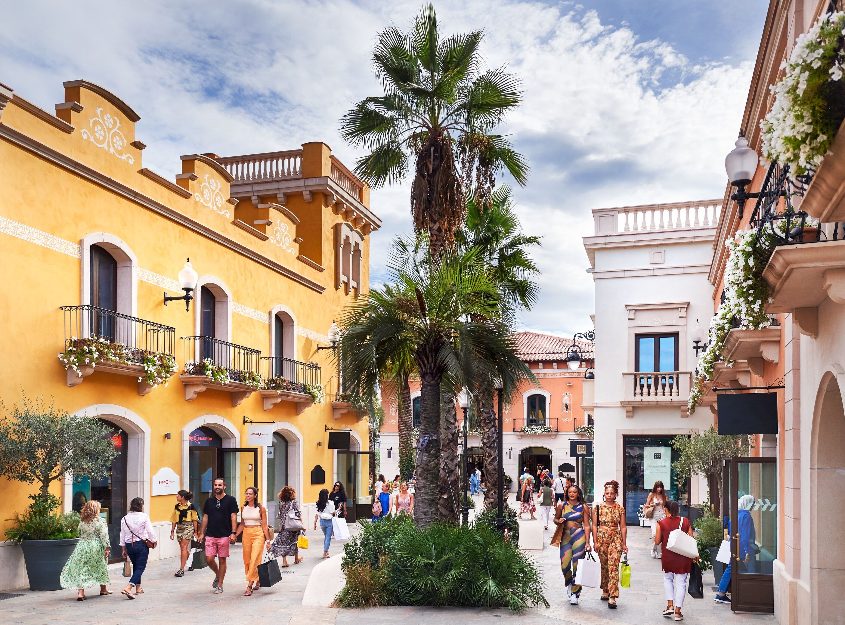 5 Reasons to Visit La Roca Village this Summer