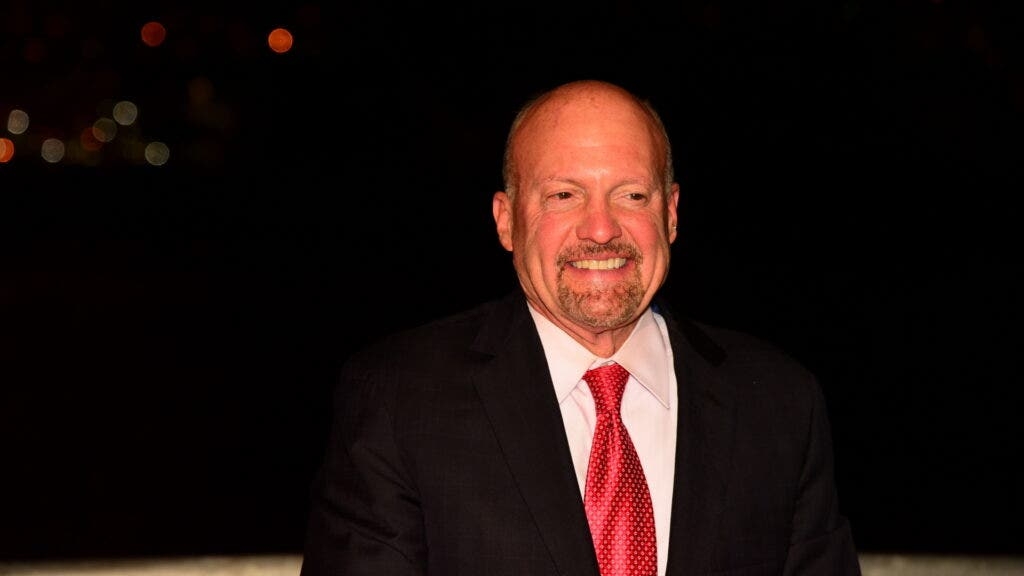 Jim Cramer Recalls 2011's 6.7% Market Decline After US Debt Downgrade, Says It 'Ultimately Meant Nothing:' Dan Niles Sees Limited Downside Amid Tariff Rollbacks, FOMO