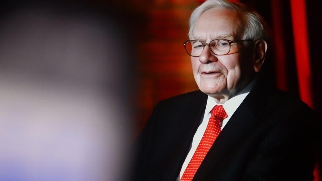 Warren Buffett's Favorite 'Single Best Measure' For Equities Flashes Buying Signal As US Stocks Rebound