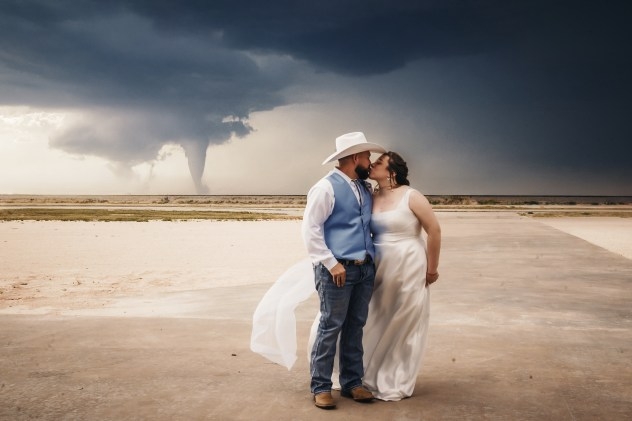 Tornado crashes wedding photo shoot in New Mexico