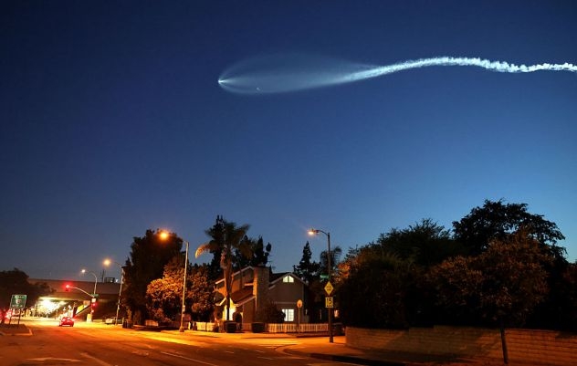 'Jellyfish cloud' soars over California during SpaceX launch