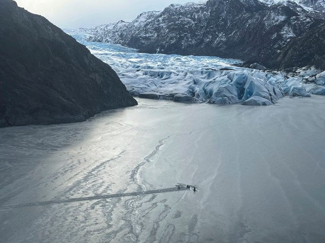 Pilot, 2 daughters survive icy plane crash in Alaska