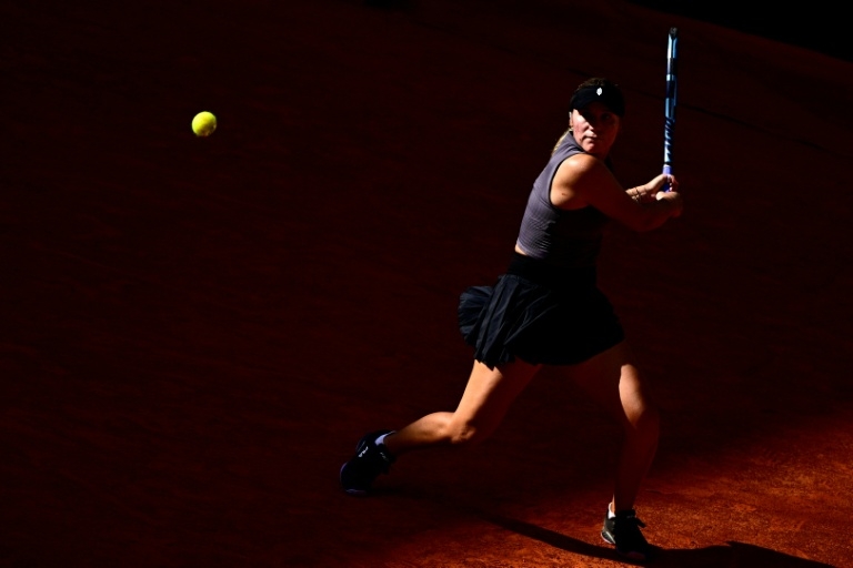 Keys wins all-American tie to reach French Open last 16