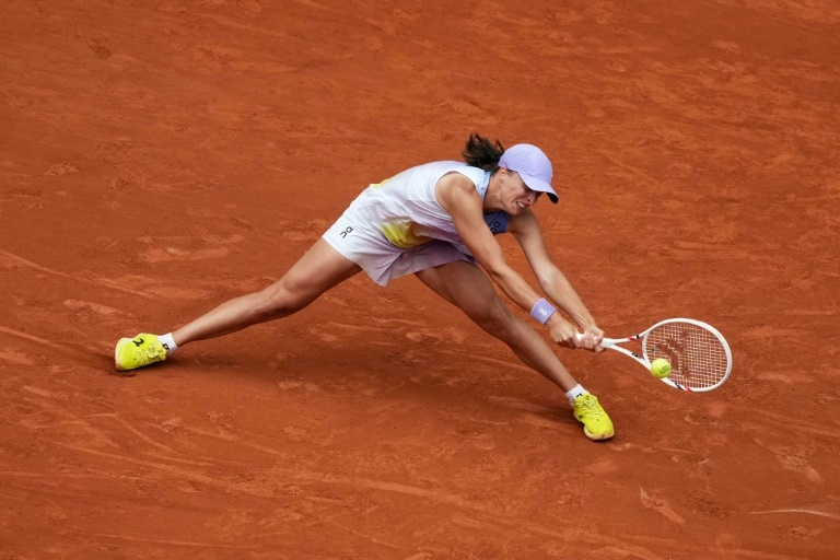 Swiatek survives scare to reach French Open quarter-finals