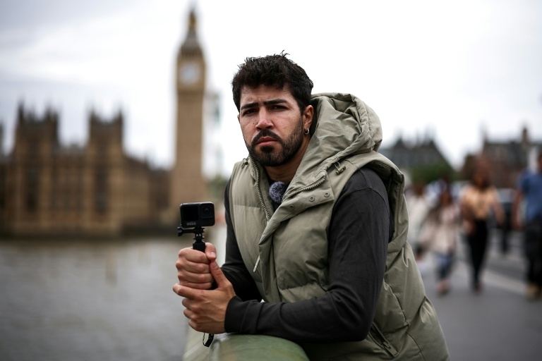 'Pickypockets!' vigilante pairs with social media on London streets