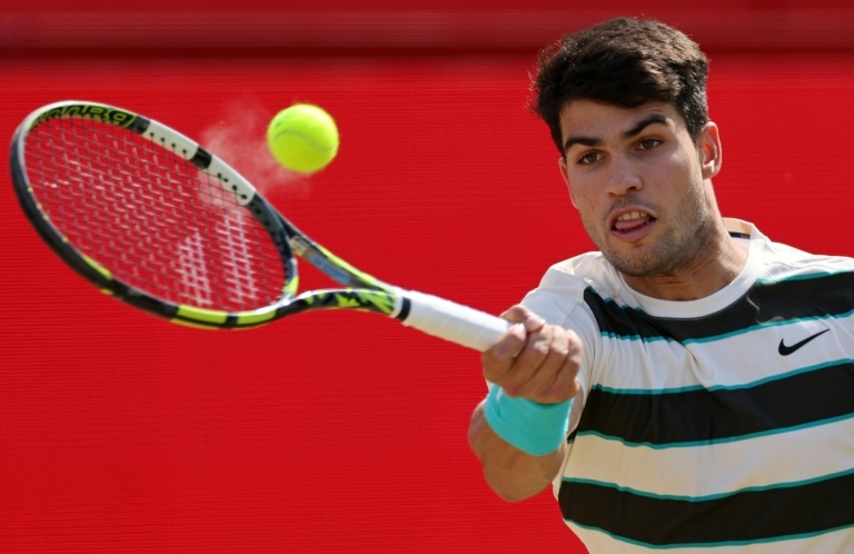 Alcaraz wins testing Queen's opener, Draper cruises