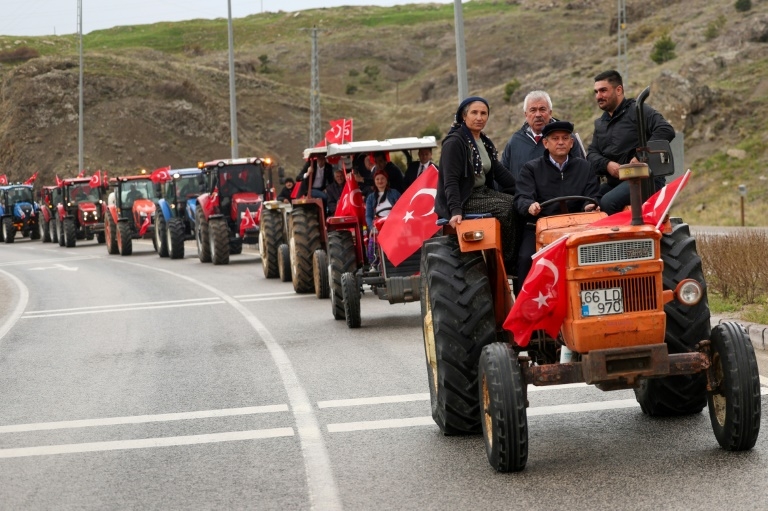 Around 100 tractors join opposition protest in central Turkey