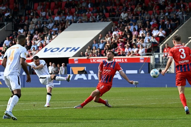 Last-gasp Buendia goal keeps Leverkusen's Bundesliga title hopes alive