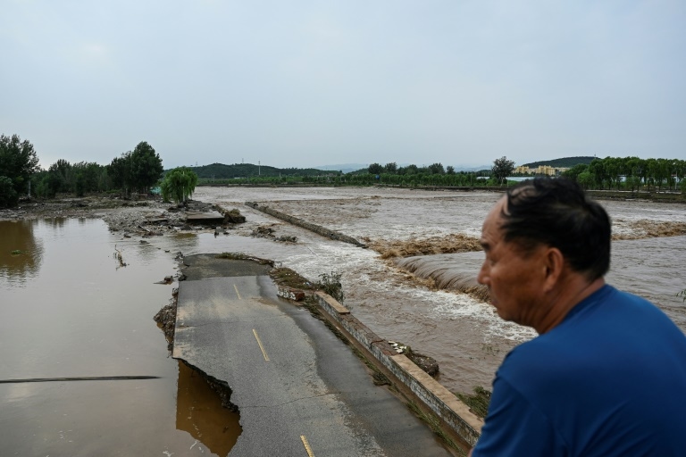 Heavy rains leave 30 dead in Chinese capital