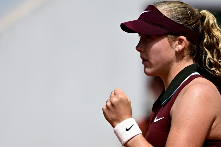Russian teen Andreeva eases into French Open third round