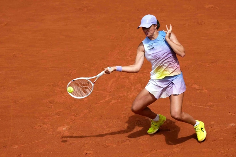 Swiatek says not unbeatable at French Open after winning start