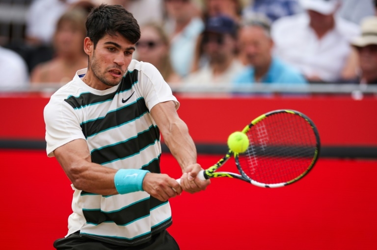 Alcaraz sets up Queen's final clash with Lehecka