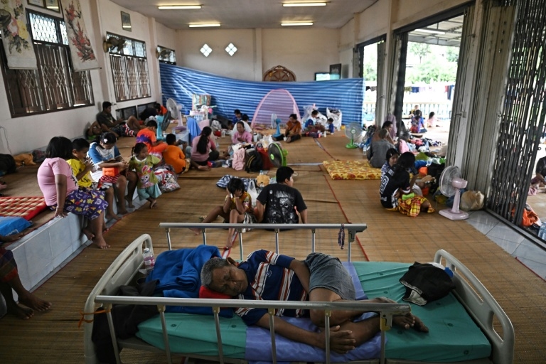 'We are neighbours': fleeing Thais and Cambodians call for peace