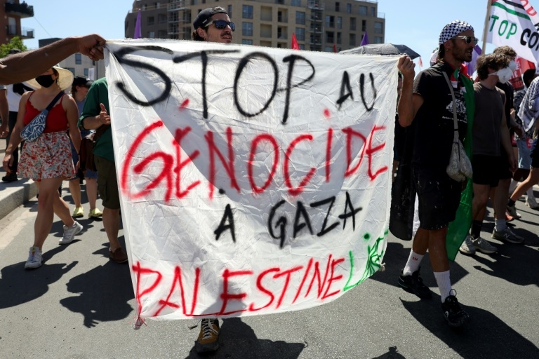 Protesters slam war profiteering, Israel at French air fair