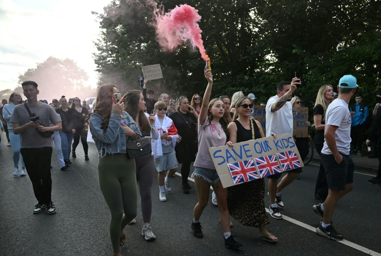New clashes outside London hotel housing migrants