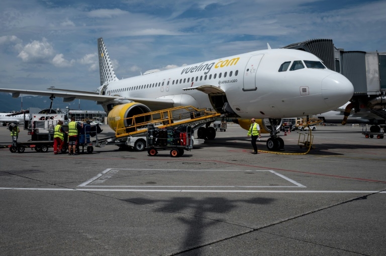 Paris demands 'explanation' from airline over removal of Jewish teens