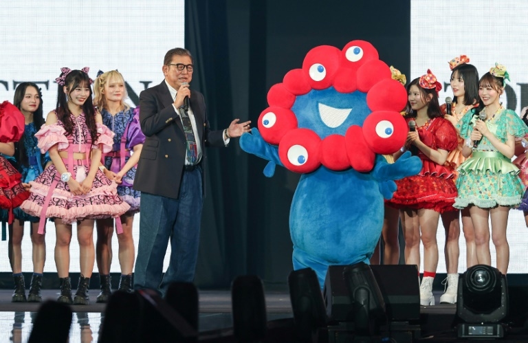 Japan PM touts "cute" Japan at fashion show
