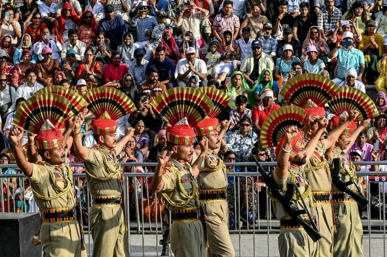 No handshake at muted India-Pakistan border ceremony