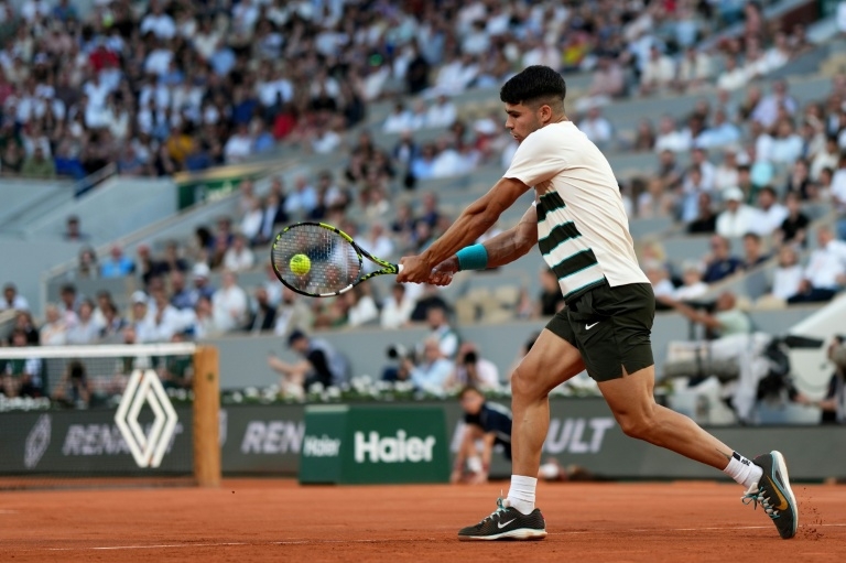 Swiatek passes Rybakina test at French Open, Alcaraz eyes quarters
