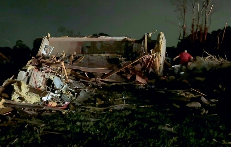 Tornadoes kill more than 20 in south-central US